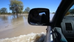 Bostwana – w odróżnieniu np. do Namibii, gdzie kempingi strzeżone są zasiekami, a podróżujący muszą liczyć się z koniecznością asysty przewodników i ochroniarzami – pozostaje krajem otwartym dla włóczęgi i swobodnych przepraw off-road - zdjęcie 1